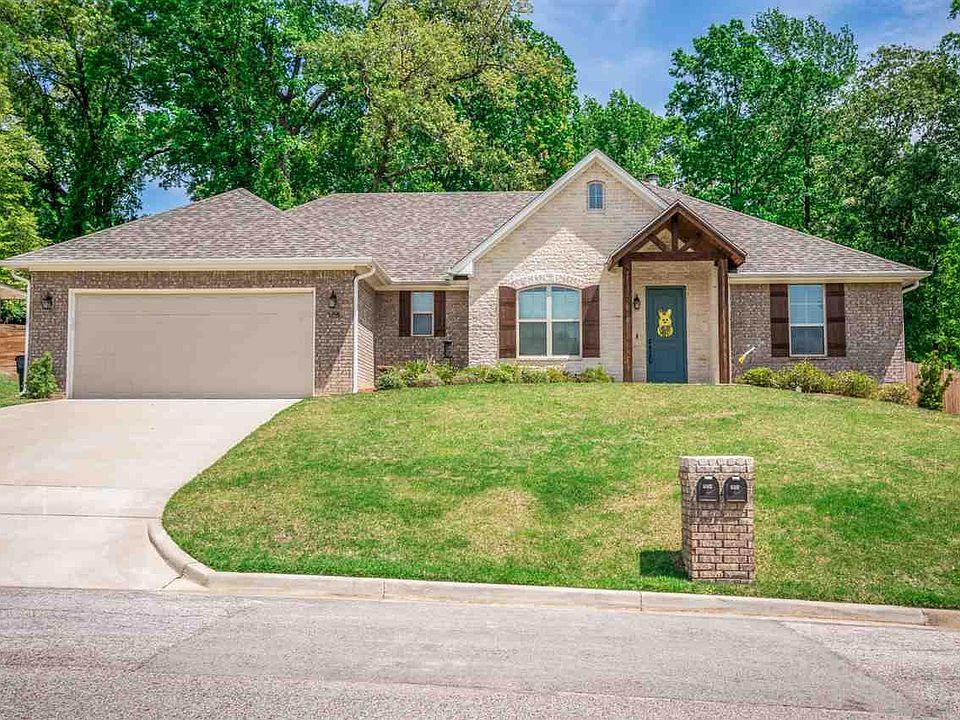 1st image of 108 Country Club Dr