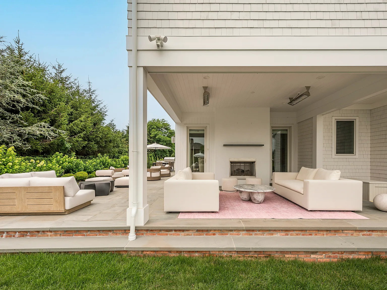 Southampton Retreat Just Minutes to Southampton Village — Photo 3