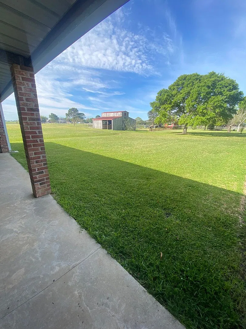 Stunning 3 Bed, 2.5 Bath Home on 2.5 Acres with Inground Pool, Guest Suite, and Outdoor Kitchen i... — Photo 4
