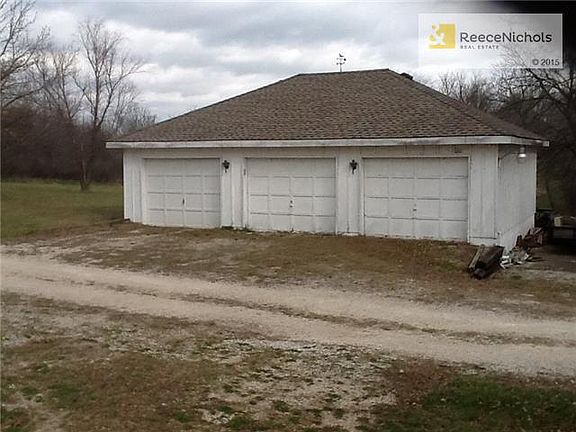 Detachment 3 car Garage.