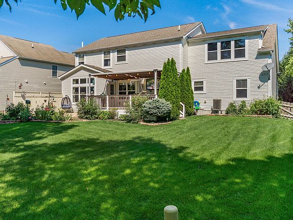 4th image of 155 Fox Glen Dr W