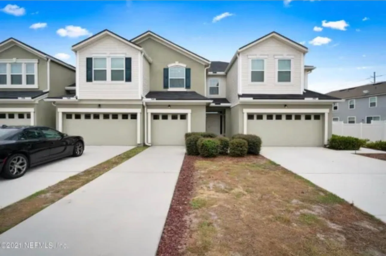 3 bed, 2.5 bath, 1633 sqft, $2,050 — Photo 1