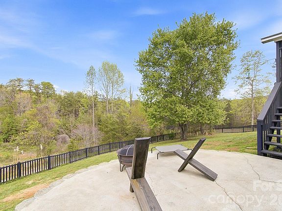 3rd image of 1003 Camp Creek Rd