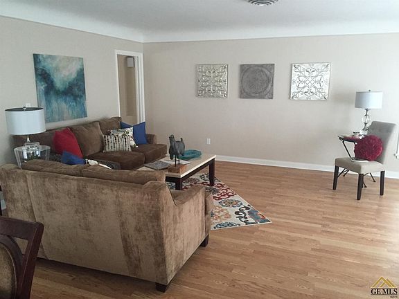 3rd image of 575 E Tulare Ave