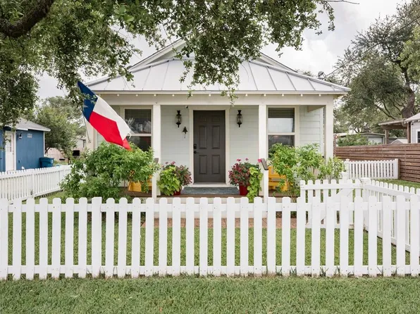605 E Market St, Rockport, TX 78382