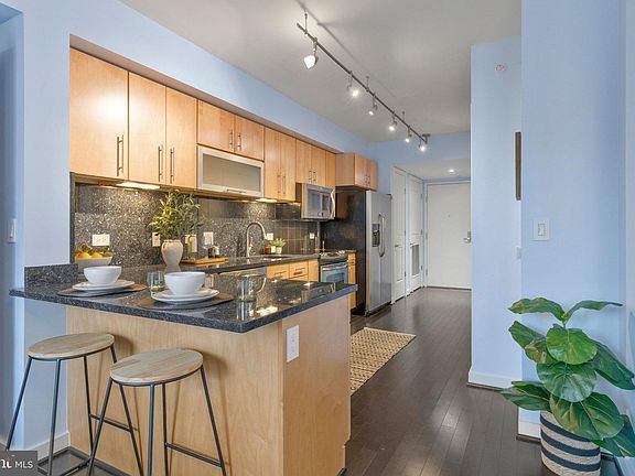 3rd image of 1025 1st St SE APT 907