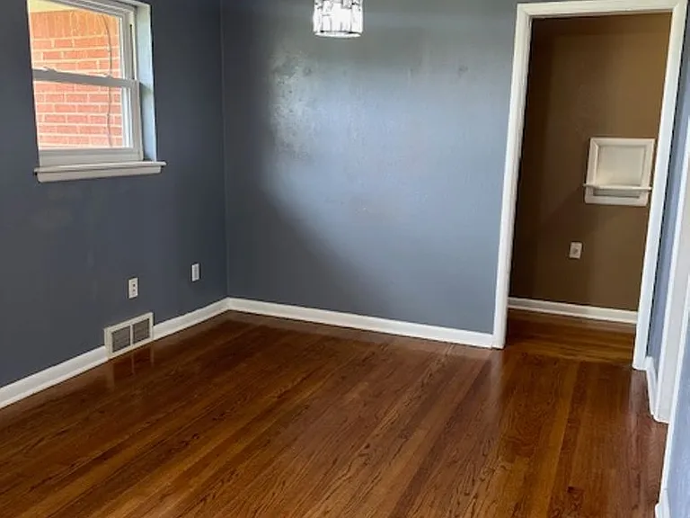 817 E Carroll Ln — Photo 6