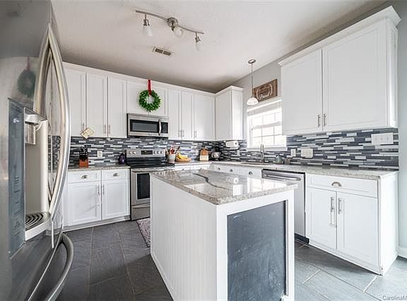 4th image of 121 Mark Twain Ct