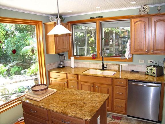 2nd image of 1651 Woodridge Dr