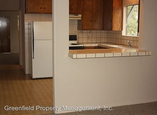 2nd image of 605 S School St