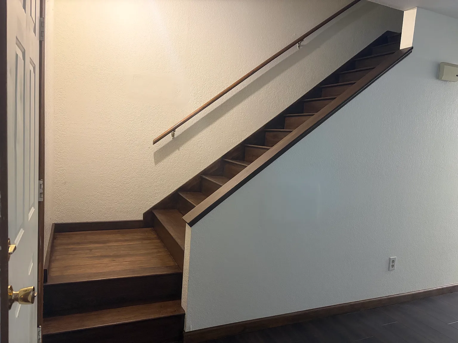 2 bed, 1.5 bath, 967 sqft, $1,100 — Photo 2