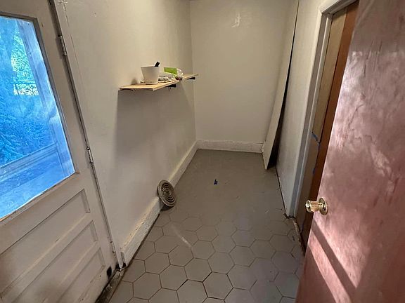 5th image of 228 S Mercedes Dr