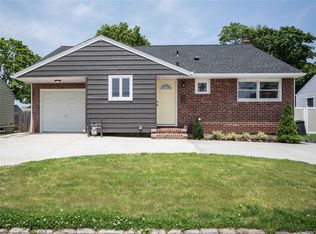 207 Cooper Rd, North Babylon, NY 11703