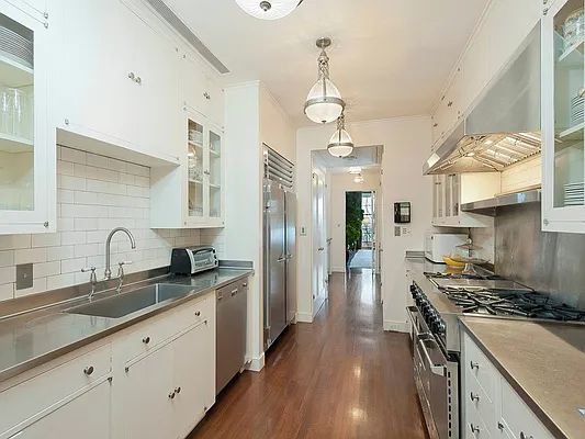 Sold by Sotheby's International Realty | media 9