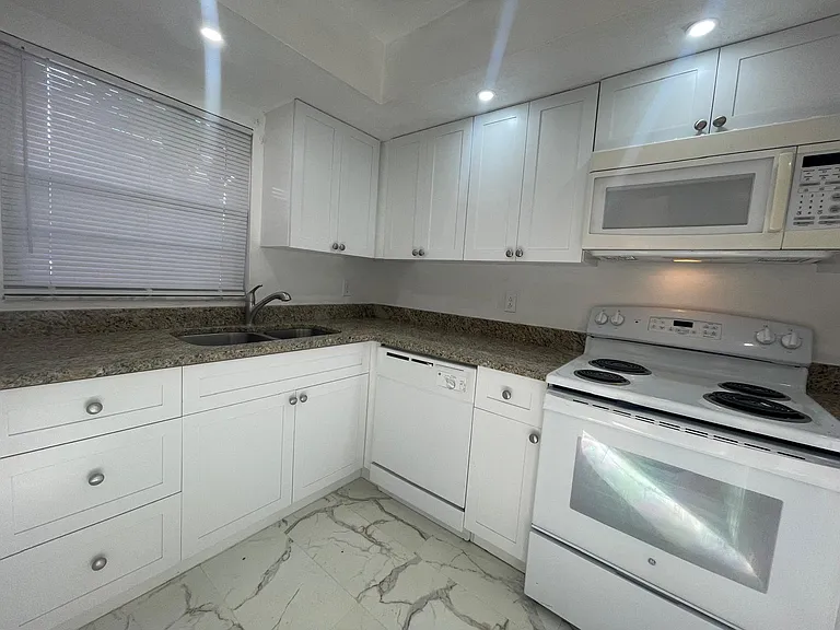 2963 S Fern Creek Ave #2963 — Photo 3