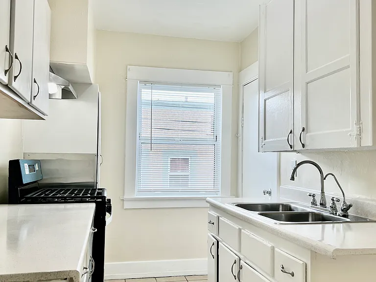 220 E 20th St — Photo 2