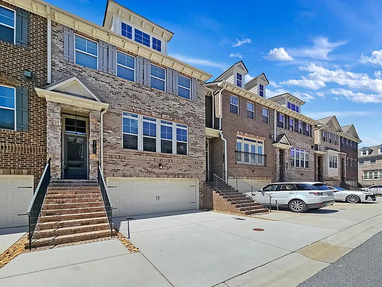 2142 Coventry Dr — Photo 2
