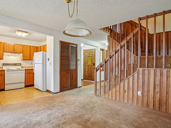 5th image of 216 Creekside Drive UNIT 2