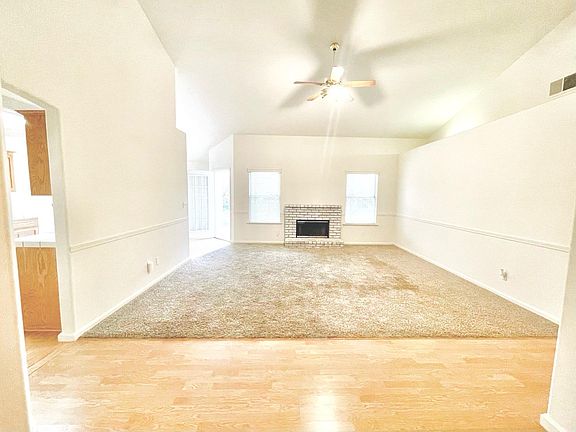 3rd image of 2404 E Portland Ave