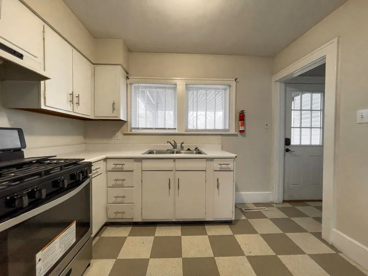 4 Bedroom House with a fenced in backyard and basement for extra storage, Close to Campus — Photo 3