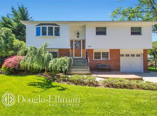 218 N Richmond Ave, Massapequa, NY 11758