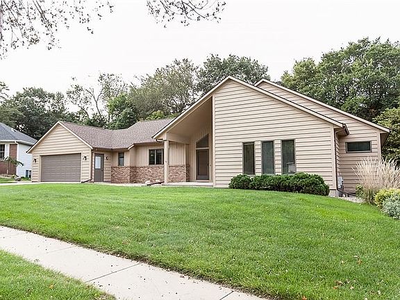2nd image of 3505 Lochwood Dr NE