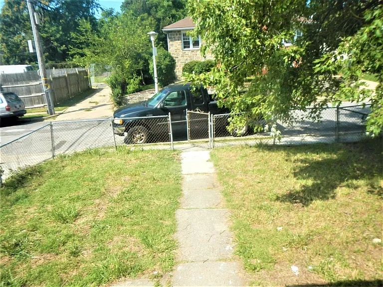 4104 Parkwood Ave — Photo 8