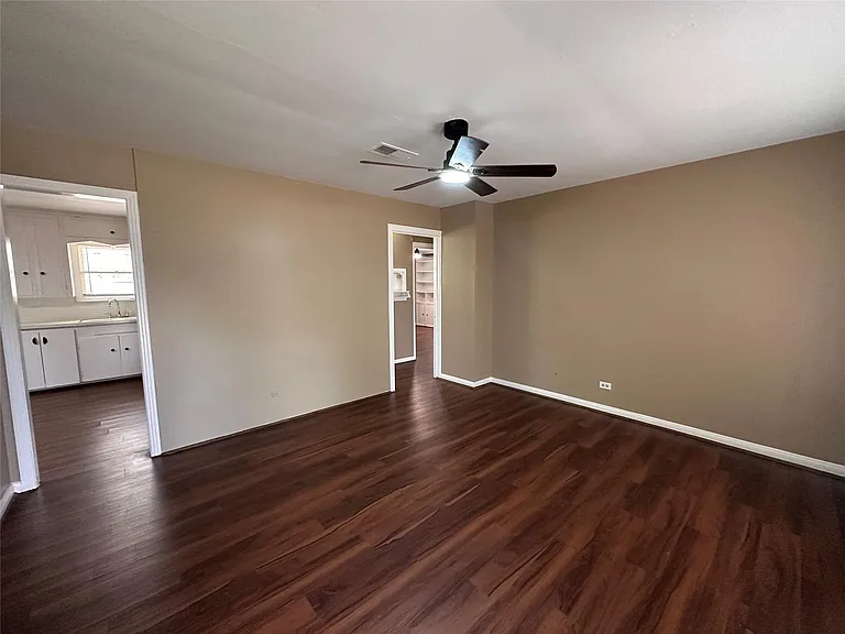 1121 Millie St — Photo 5