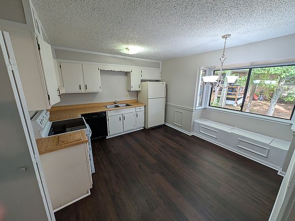 4th image of 9 Dixon St #A2