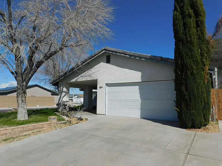 742 N Inyo St — Photo 2