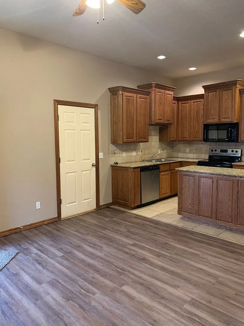 3 bedroom, 2 bathroom, 2 car garage — Photo 3