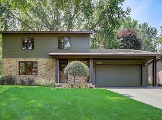 3203 Red Oak Cir N, Burnsville, MN 55337
