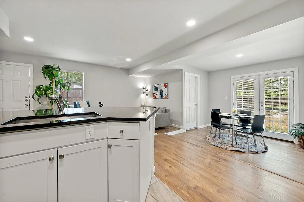 3 bed, 1100 sqft, $2,150 — Photo 3