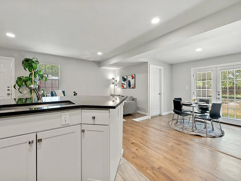 1312 E 52nd St #B — Photo 3