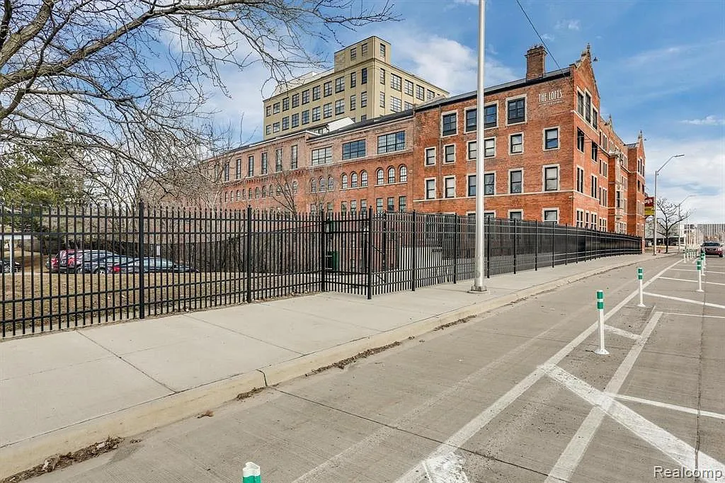 1 bed, 1.0 bath, 729 sqft, $1,650 — Photo 3