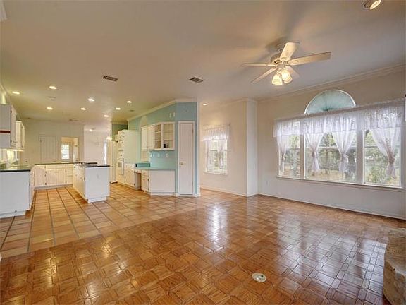 5th image of 501 S Oak Forest Dr