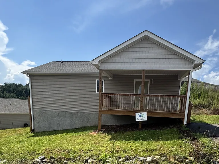 380 Quinn Hill Ln — Photo 1