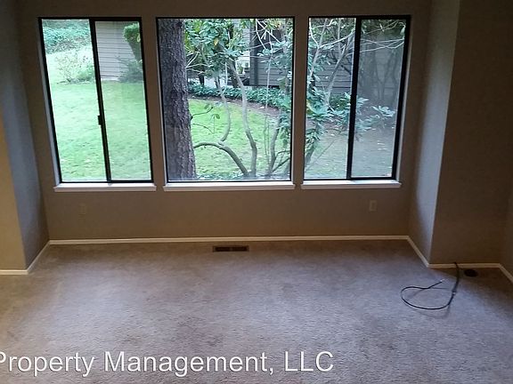 5th image of 825 NW Huckle Dr