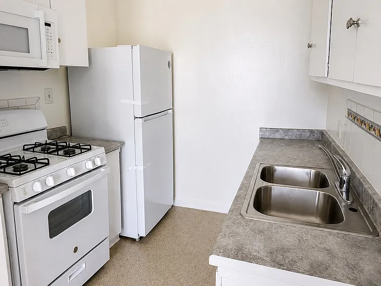 729 W 24th St #9 — Photo 3