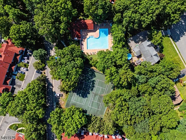 24 Pine Hollow Ct — Photo 35