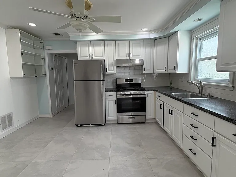 12 Elwood Ave — Photo 2