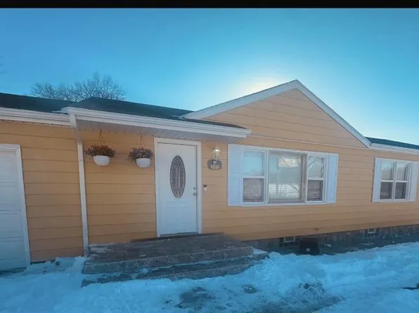3802 Powers Dr, Saint Joseph, MO 64503