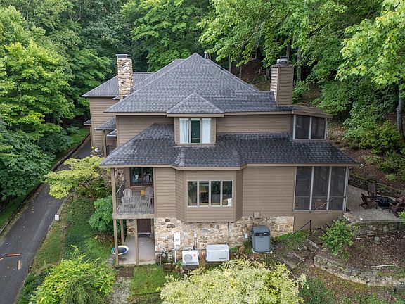 3rd image of 3226 Peakwood Dr SW