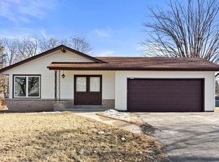 2590 Bobolink Dr, Cedarburg, WI 53012