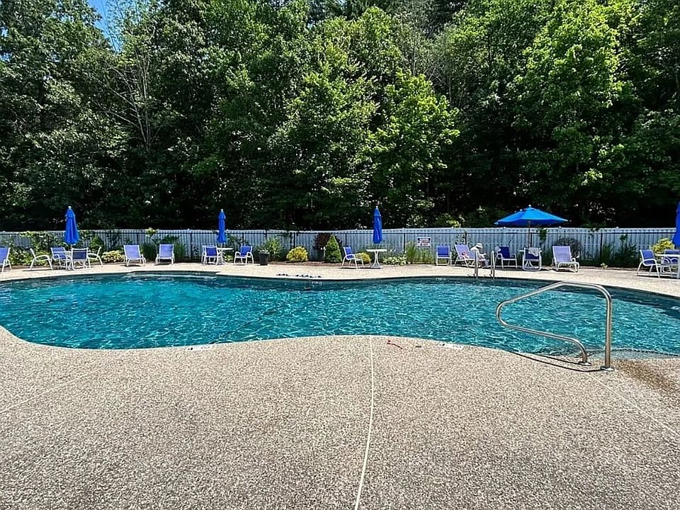 1st image of 18 Bayberry Dr APT 1