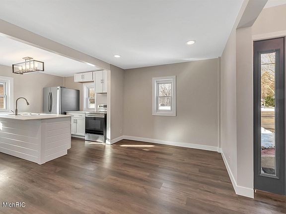 3rd image of 757 Aster Ave