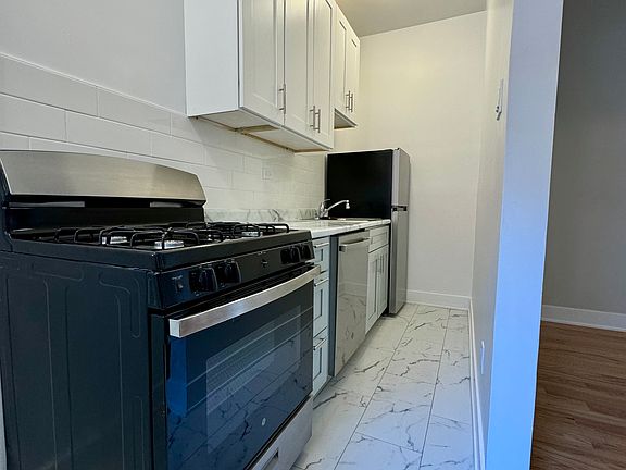 5th image of 3812 N Pine Grove Ave APT 107