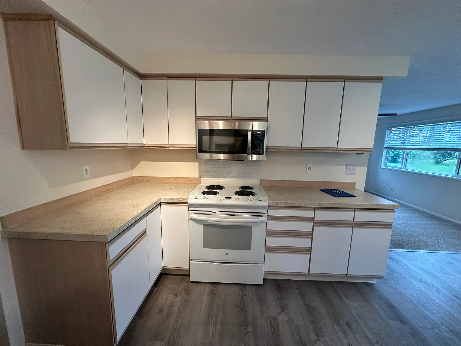 3 bed, 1.5 bath, 1100 sqft, $2,195 — Photo 3