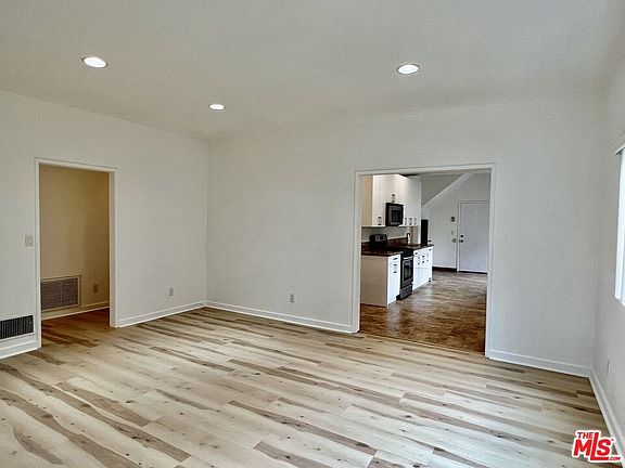 5th image of 4451 Victoria Park Dr