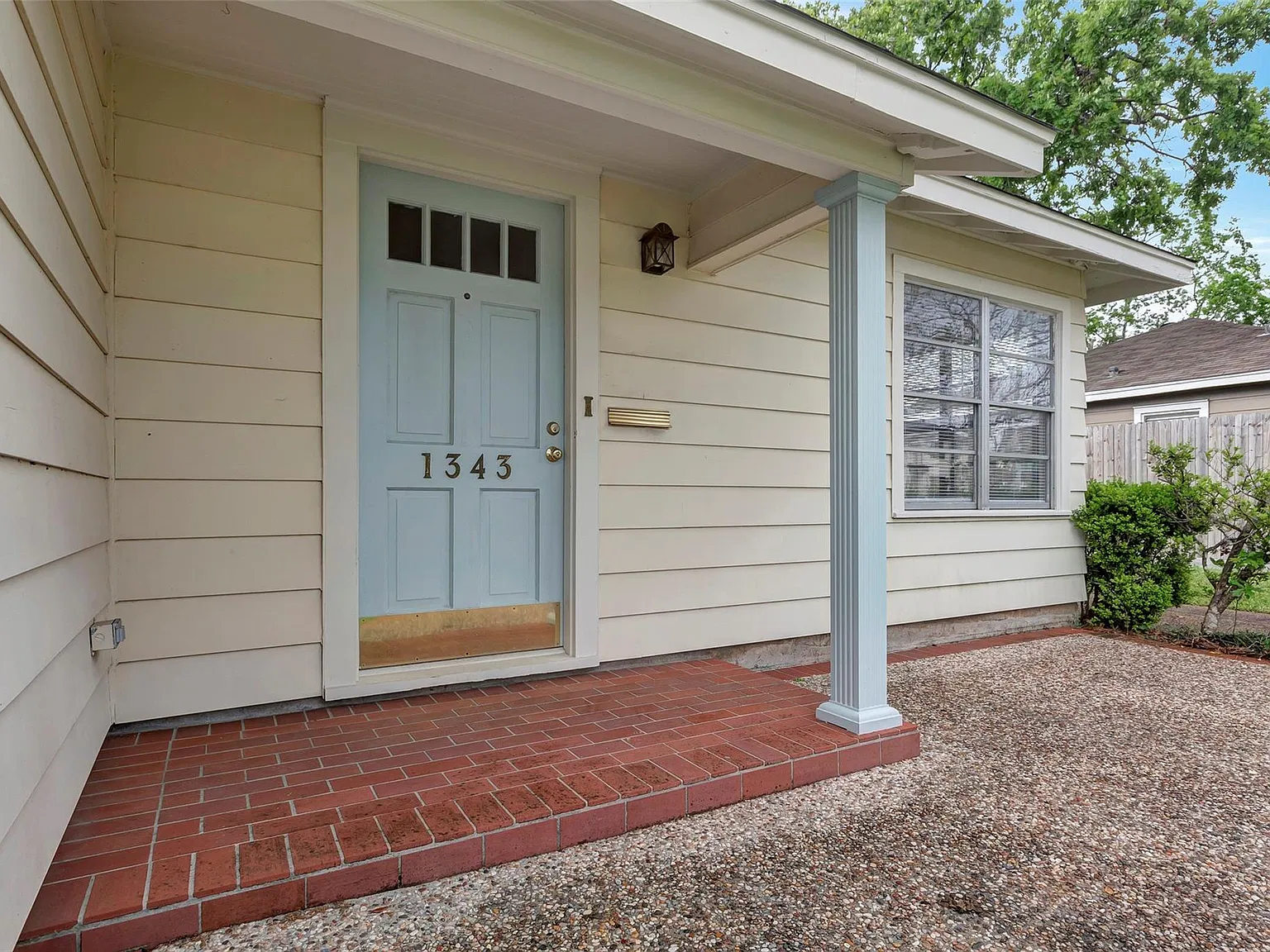 2 bed, 1.0 bath, 1213 sqft, $2,400 — Photo 3